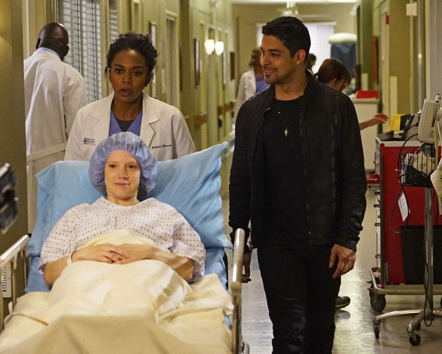 Stephanie (Jerrika Hinton, hinten) kümmert sich um ihre Patientin Sheila (Nina Rausch, l.), während Kyle (Wilmer Valderrama, r.) hofft, ein Date mit... - Bildquelle: Richard Cartwright ABC Studios