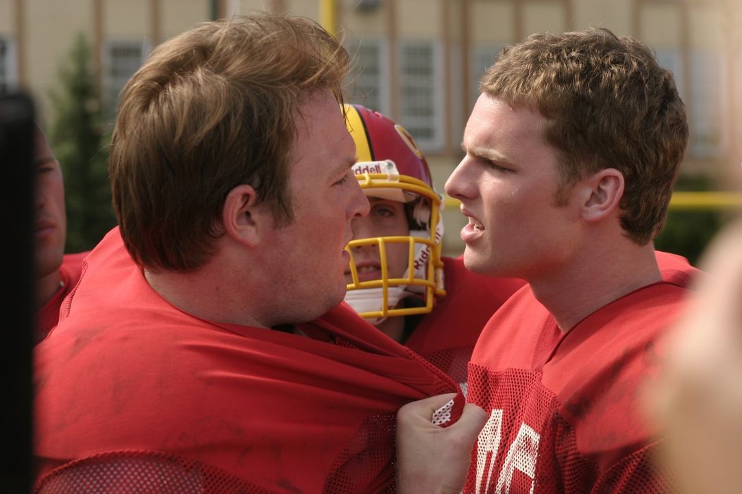 Als Nate (Jared Keeso, r.) und die anderen Footballspieler bewaffnet aufeinander losgehen, wird Clark klar, dass die Cheerleader den Footballspieler... - Bildquelle: Warner Bros.