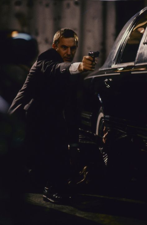 Frank Farmer (Kevin Costner) arbeitet als selbständiger Bodyguard. - Bildquelle: © Warner Bros.