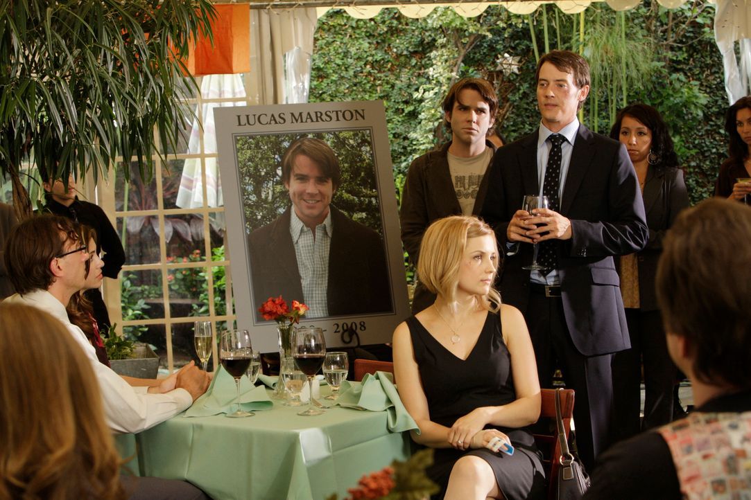 Ryan Keller (Jason London, 3.v.r.) und Grace Adams (Rachael Leigh Cook, vorne) ahnen nicht, dass der Geist von Lucas (Christian Campbell, hinten M.)... - Bildquelle: ABC Studios