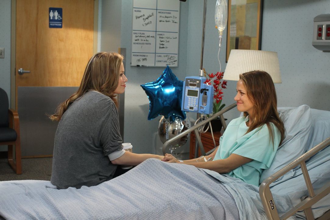 Die Zeit im Krankenhaus ist weder für Haley (Bethany Joy Lenz, l.), noch für Quinn (Shantel VanSanten, r.) leicht ... - Bildquelle: Warner Bros. Pictures