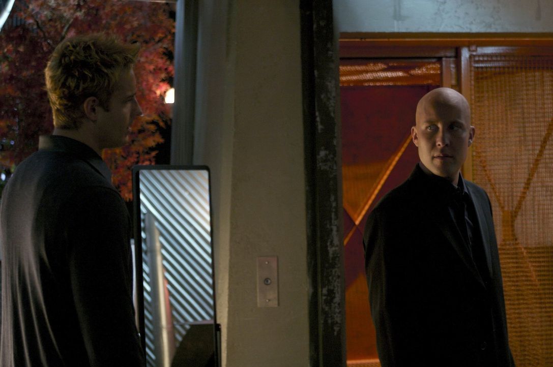 Noch schöpft Lex (Michael Rosenbaum, r.) keinen Verdacht, dass Queen (Justin Hartley, l.) unter der Maske des Green Arrow stecken könnte ... - Bildquelle: Warner Bros.