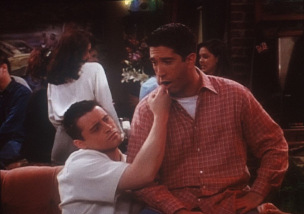 Joey (Matt LeBlanc, l.) erklärt seinen Freunden anhand von Ross (David Schwimmer, r.), was beim Wrestling ein "Angelhaken" ist. - Bildquelle: TM+  2000 WARNER BROS.