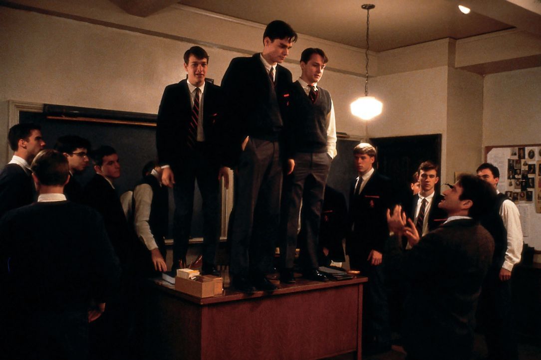 Mit unkonventionellen Unterrichtsmethoden versucht John Keating (Robin Williams, vorne, r.) seinen Schülern Selbstvertrauen zu vermitteln. Charles D... - Bildquelle: Touchstone Pictures
