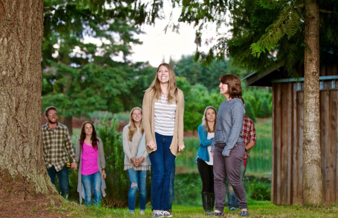 Kelsey (l.) und ihre Mutter (r.) sind hin und weg, als sie sehen, was sich Tiny Heirloom für sie und ihren Verlobten Breck überlegt haben ... - Bildquelle: 2015, HGTV/Scripps Networks, LLC.  All Rights Reserved.