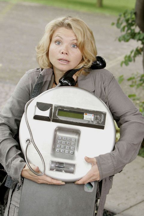 In diesem öffentlichen Telefon vermutet Peggy (Annette Frier) einen wichtigen Beweis für Anjas Unschuld - und lässt den ganzen Apparat kurzerhand... - Bildquelle: Sat.1