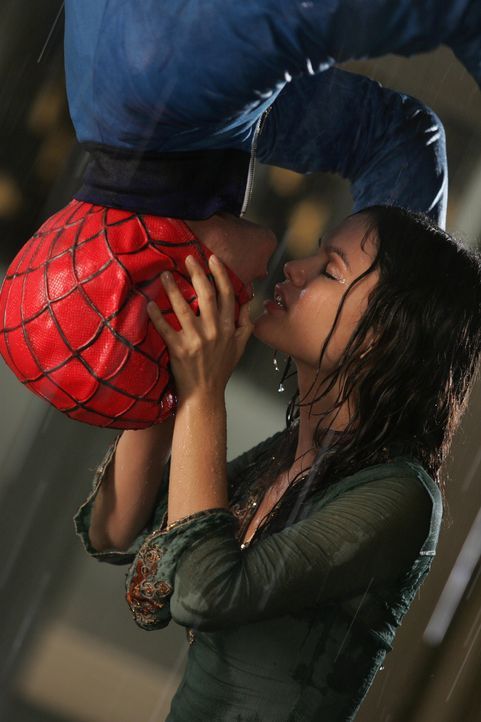 Wie einst Spiderman hängt Seth (Adam Brody, l.) von der Decke und küsst seine große Liebe (Rachel Bilson, r.) ... - Bildquelle: Warner Bros. Television