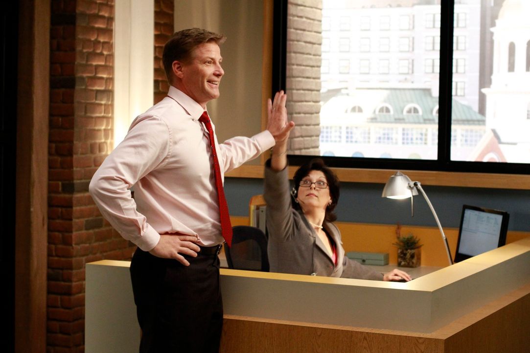Beauftragt Lynette und Renee mit der Einrichtung seines Büros: Tom (Doug Savant, l.) ... - Bildquelle: ABC Studios