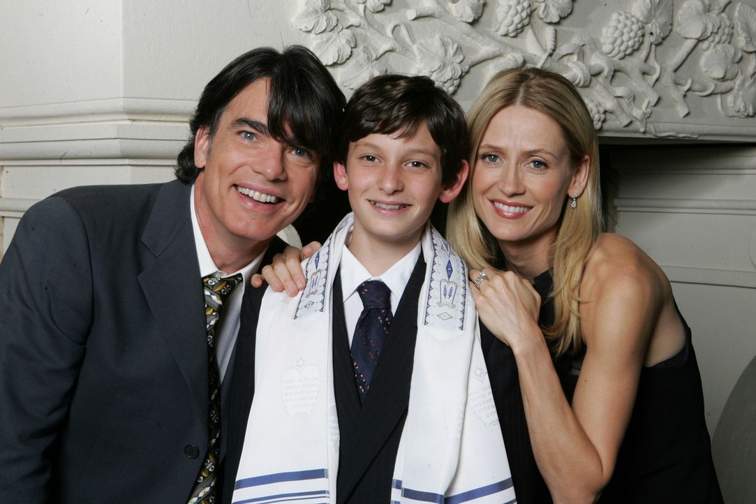 Rückblick: Kirsten (Kelly Rowan, r.) und Sandy (Peter Gallagher, l.) sind stolz auf ihren Sohn Seth (Nicklaus Koeppen, M.), der in die jüdische Ge... - Bildquelle: Warner Bros. Television