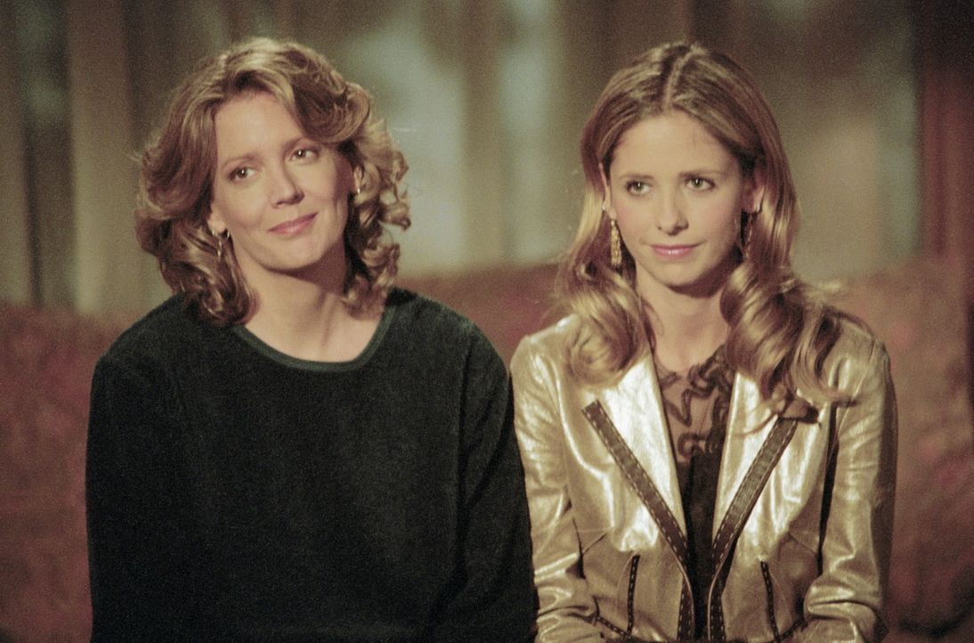Joyce (Kristine Sutherland, l.) hat zu ihrer Tochter Buffy (Sarah Michelle Gellar) ein gutes Verhältnis. - Bildquelle: TM +   2000 Twentieth Century Fox Film Corporation. All Rights Reserved.
