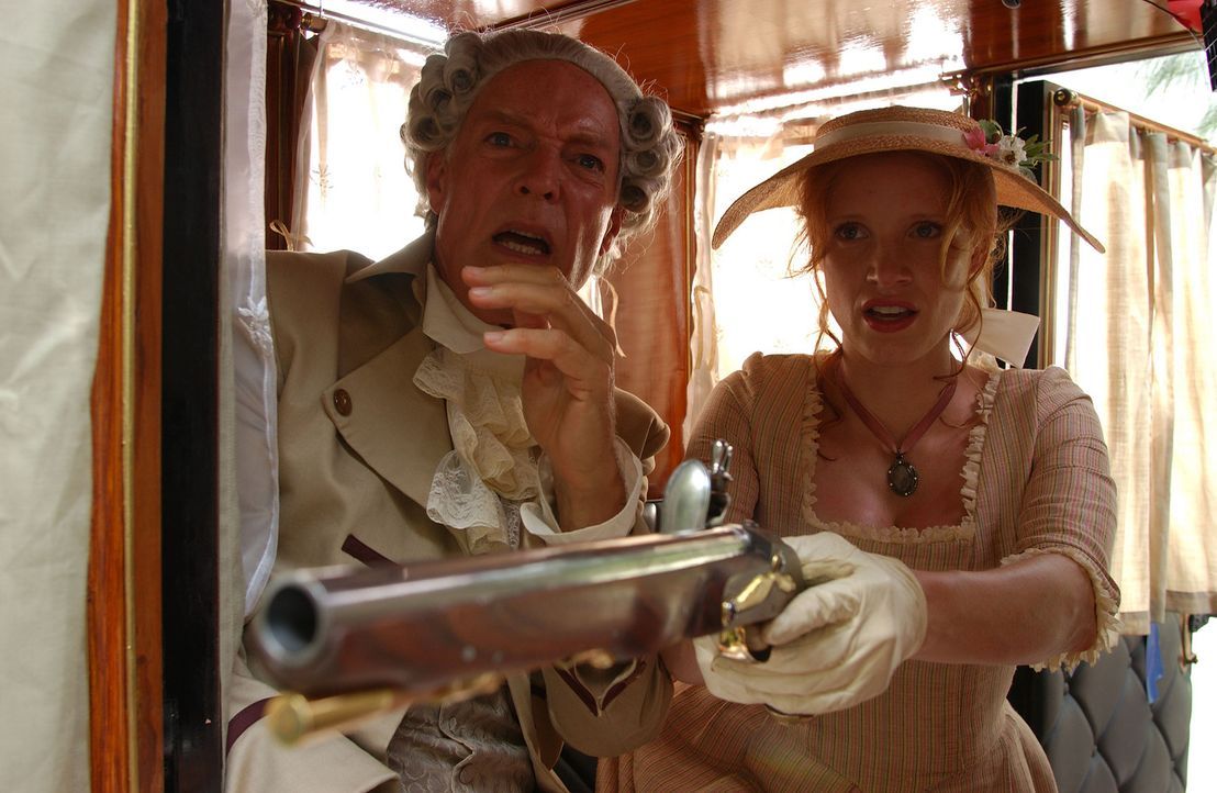 Noch ahnt Charlotte (Jessica Chastain, r.) nicht, dass ihr Adoptivvater, Gouverneur Charles Eden (Richard Chamberlain, l.), dunkle Geschäfte mit de... - Bildquelle: Hallmark Entertainment