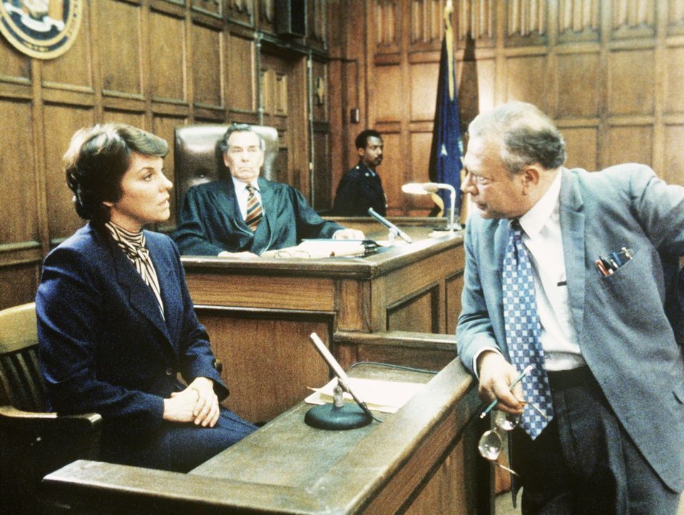 Der ehrgeizige Staatsanwalt (r.) muss feststellen, dass Lacey (Tyne Daly, l.) mit ihrer Aussage seine Anklage unterläuft. - Bildquelle: ORION PICTURES CORPORATION. ALL RIGHTS RESERVED.