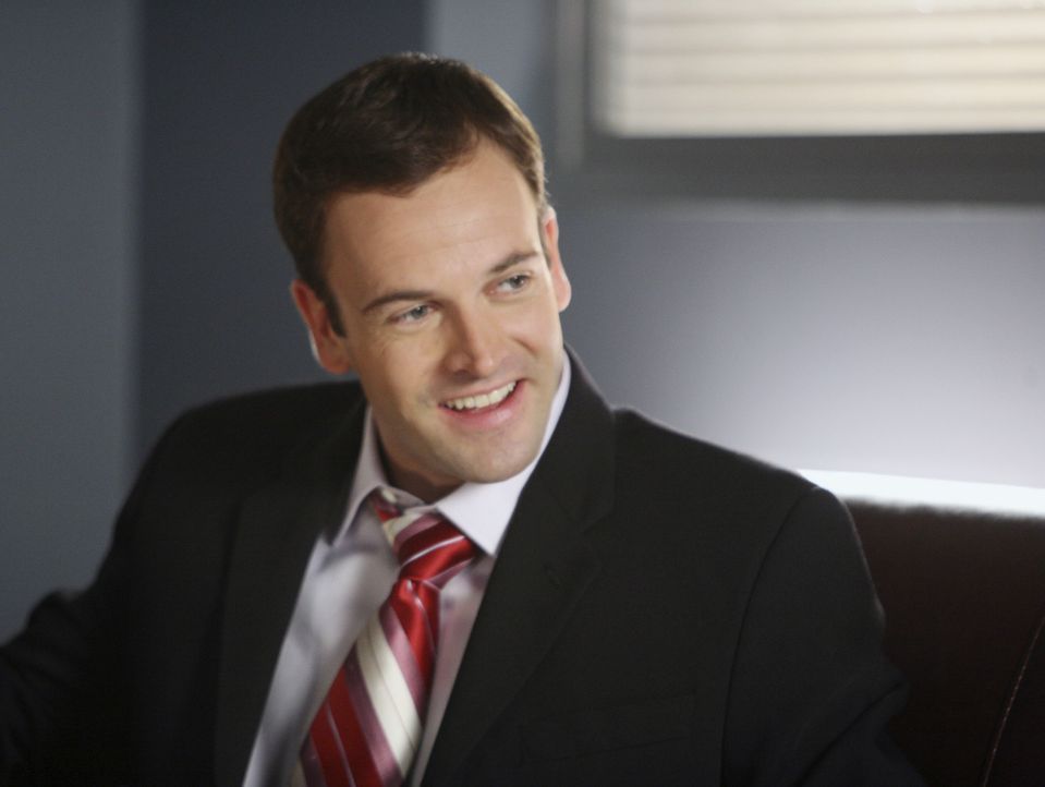 Weil er im Gerichtssaal zu singen anfängt, verliert Eli (Jonny Lee Miller) vielleicht schon bald seine Zulassung als Rechtsanwalt ... - Bildquelle: Disney - ABC International Television