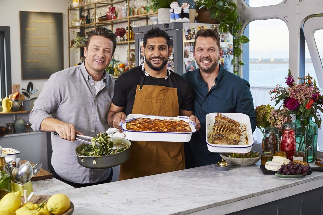 (v.l.n.r.) Jamie Oliver; Amir Khan; Jimmy Doherty - Bildquelle: Steve Ryan © 2019 Jamie Oliver Enterprises ltd. / Steve Ryan