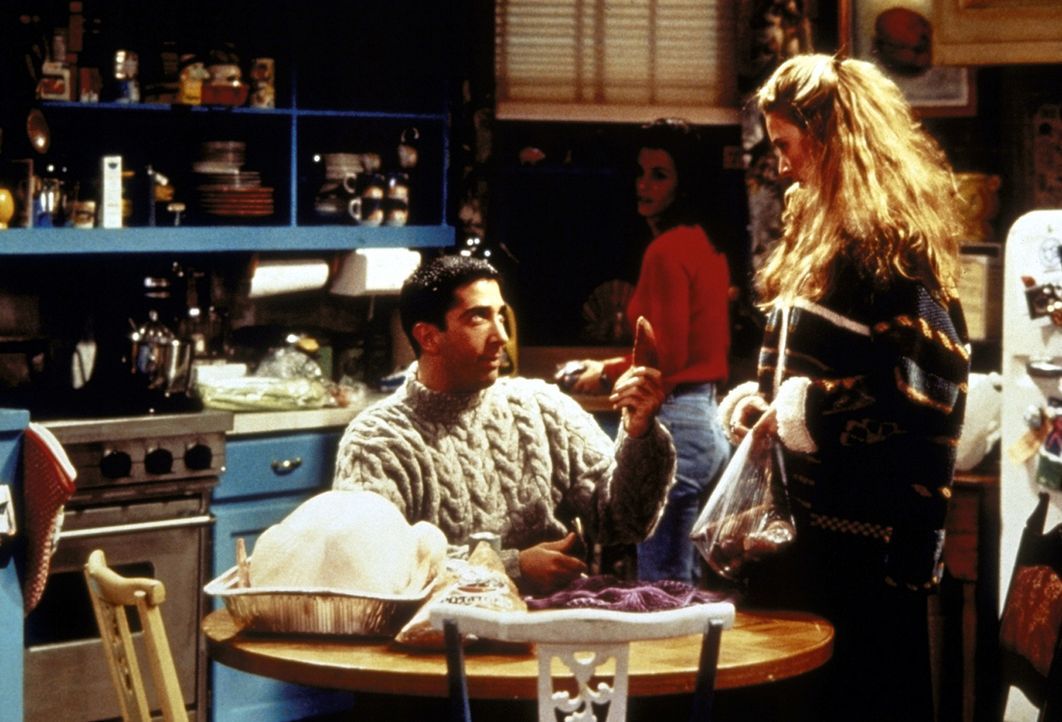 Phoebe (Lisa Kudrow, r.) erklärt Ross (David Schwimmer, l.), dass ein Ungeborenes bereits im Mutterleib vieles wahrnehmen kann. - Bildquelle: TM+  2000 WARNER BROS.