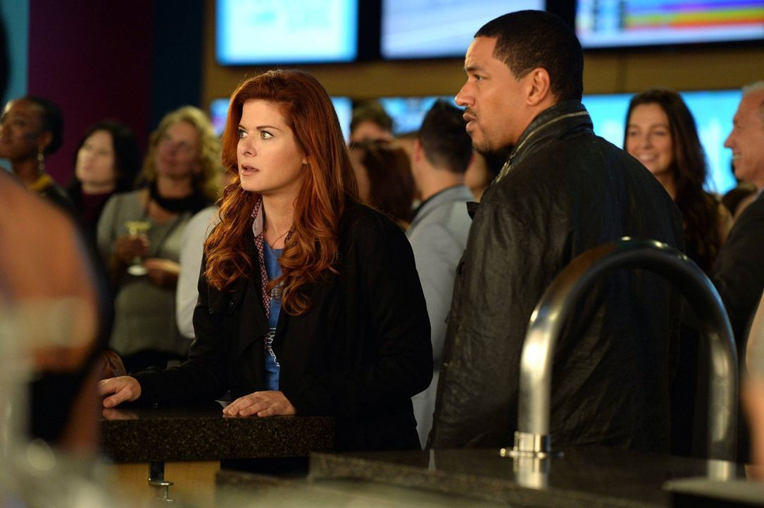 Um den verschwundenen Fruchtbarkeitsmediziner Dr. Karl Forster zu finden, ermitteln Billy (Laz Alonso, r.) und Laura (Debra Messing, l.)  auf der Re... - Bildquelle: Warner Bros. Entertainment, Inc.