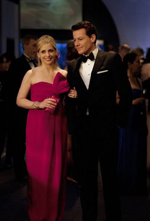 Während einer Benefiz-Gala gibt sich Andrew Martin (Ioan Gruffudd, r.) außergewöhnlich friedlich und macht auf Bridget (Sarah Michelle Gellar, l.... - Bildquelle: 2011 THE CW NETWORK, LLC. ALL RIGHTS RESERVED