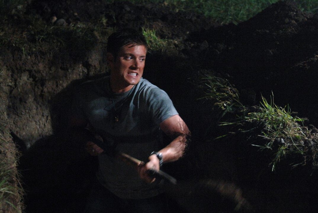 Dean (Jensen Ackles) hat das richtige Grab gefunden, jetzt muss er es noch ausheben um die Knochen zu zerstören: Wird er es rechtzeitig schaffen? - Bildquelle: Warner Bros. Television