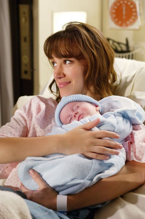 Überglücklich hält Sandy (Haylie Duff) ihr Baby endlich in den Armen ... - Bildquelle: The WB Television Network