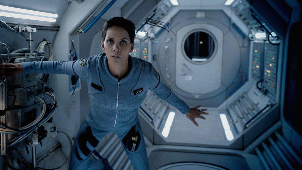 Astronautin Molly Woods' (Halle Berry) Mission im Weltall findet bald ein Ende. Nach mehr als einem Jahr alleine über der Erde, kommt sie zurück ... - Bildquelle: 2014 CBS Broadcasting, Inc. All Rights Reserved