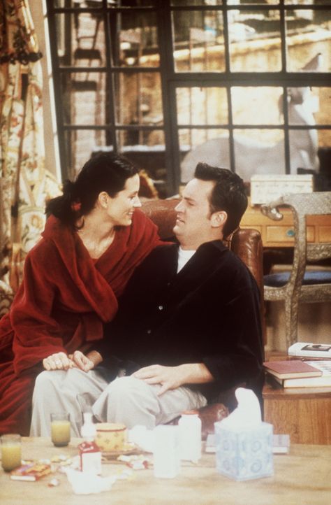 Leider verpflichtet sich Chandler (Matthew Perry, r.), seiner verschnupften Monica (Courteney Cox, l.) Gesellschaft zu leisten. - Bildquelle: TM+  2000 WARNER BROS.