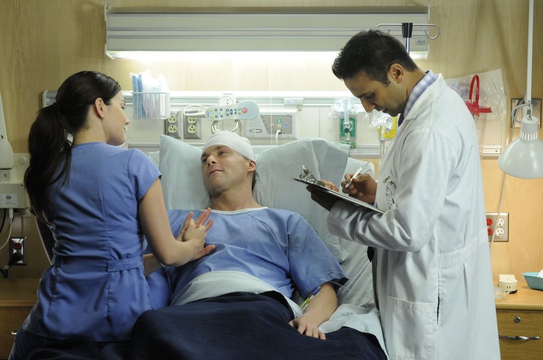 Dr. Shahir Hamza (Huse Madhavji, r.) und Dr. Alex Reid (Erica Durance, l.) führen erste Tests mit Dr. Charlie Harris (Michael Shanks, M.) durch, nac... - Bildquelle: 2013 NBC Studios, LLC
