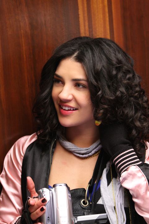 Vanessa (Jessica Szohr) sichtet ihr aufgenommenes Material und stößt dabei auf eine interessante Sache ... - Bildquelle: Warner Brothers