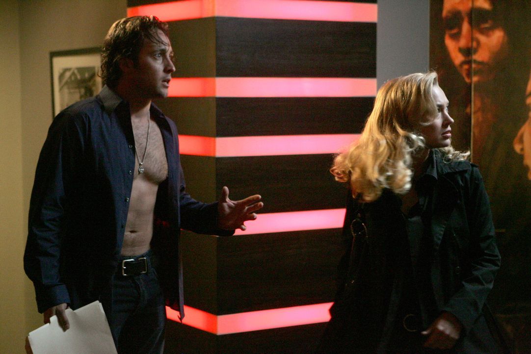 Ihr Gefühl sagt ihr, dass etwas mit der neuen Kollegin von Mick (Alex O'Loughlin, l.) nicht stimmt: Als Beth (Sophia Myles, r.) Nachforschungen über... - Bildquelle: Warner Brothers