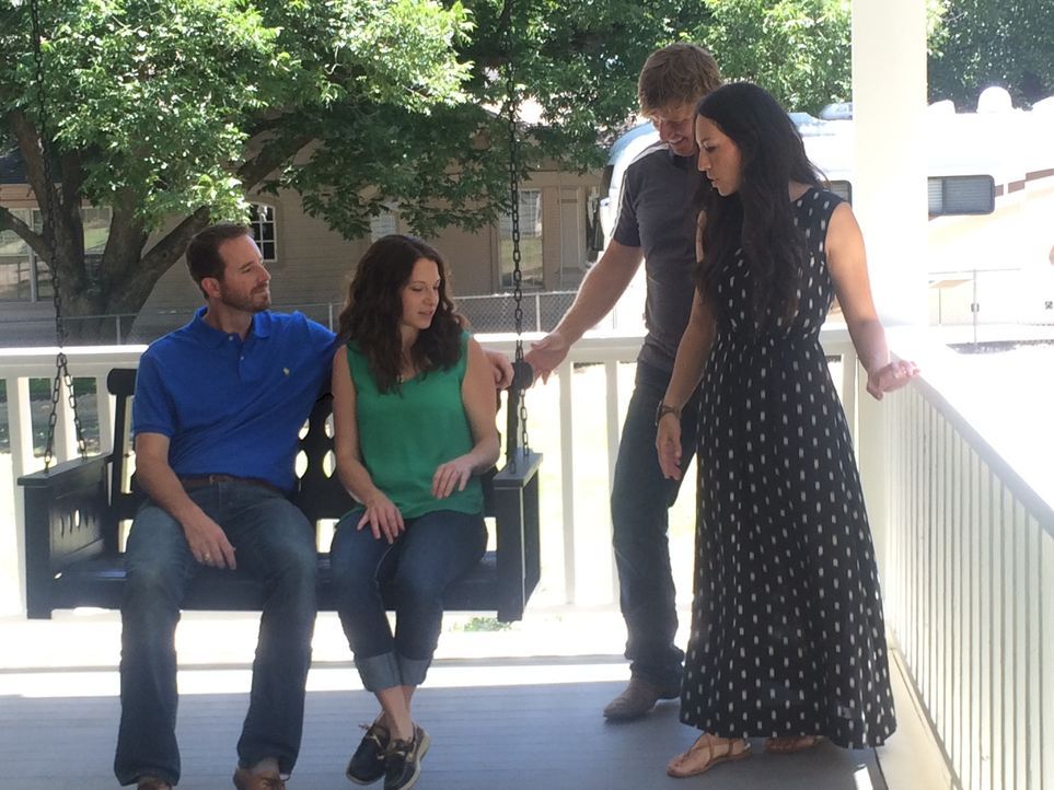 Die Dansbys (l. & 2.v.l.) sind schon ganz gespannt auf ihr neues Zuhause! Haben die Renovierungsprofis Joanna (r.) und Ehemann Chip Gaines (2.v.r.)... - Bildquelle: 2015, HGTV/ Scripps Networks, LLC.  All Rights Reserved.