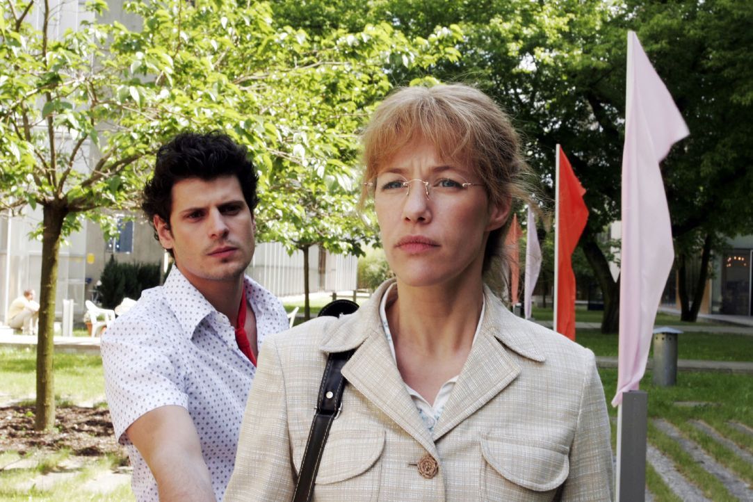 Lisa (Alexandra Neldel, r.) ist fassungslos, dass es zwischen Rokko (Manuel Cortez, l.) und David zu einer Schlägerei kam. (Dieses Foto von Alexandr... - Bildquelle: Noreen Flynn SAT.1 / Noreen Flynn