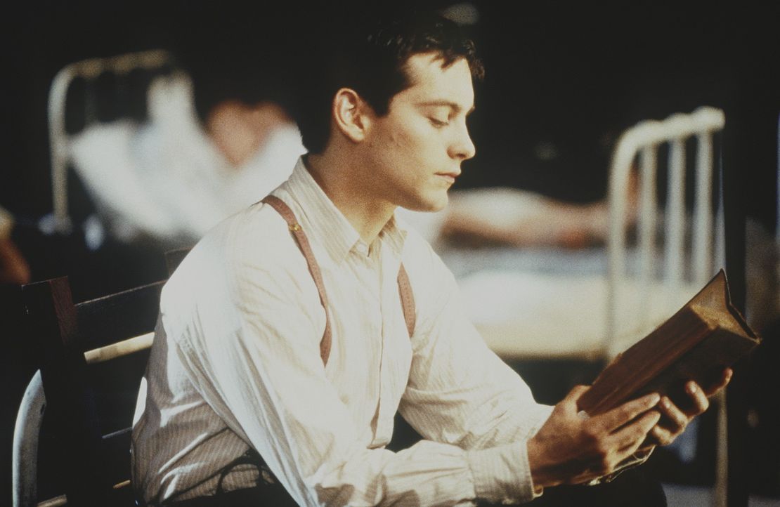 Als Schützling eines bekannten Arztes erlernt der fleißige Homer Wells (Tobey Maguire) die Kunst der Medizin. Allerdings gehört zu dem Wissen des... - Bildquelle: Kinowelt Filmverleih