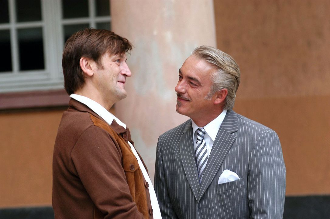 Lou (Christoph M. Ohrt, r.) macht Rainer (Ingo Naujoks, l.) ein verlockendes Angebot ... - Bildquelle: Sat.1