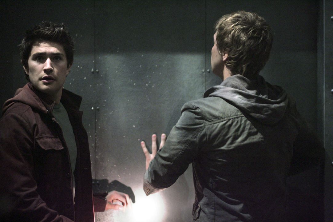 Das verlassene Gebäude weckt ihre Neugier: Aus dem anfänglichen Spaß wird für Declan (Chris Olivero, r.) und Kyle (Matt Dallas, l.) schon bald b... - Bildquelle: TOUCHSTONE TELEVISION