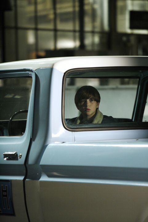 Der junge Ryan Bynum (Wyatt Smith) fährt unerlaubterweise mit dem Truck seines Onkels, wobei es zu einem tragischen Unfall kommt ... - Bildquelle: Warner Bros. Entertainment Inc.