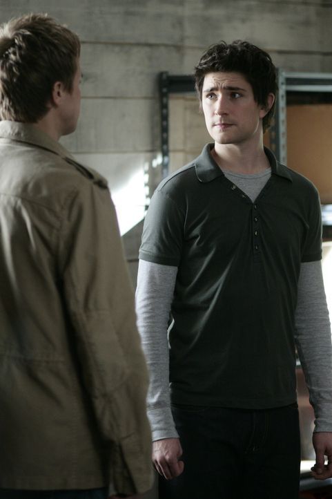 Declan (Chris Olivero, l.) bedrängt Kyle (Matt Dallas, r.), ihm endlich die Wahrheit zu sagen was wirklich passiert ist. Doch Kyle hat keine andere... - Bildquelle: TOUCHSTONE TELEVISION