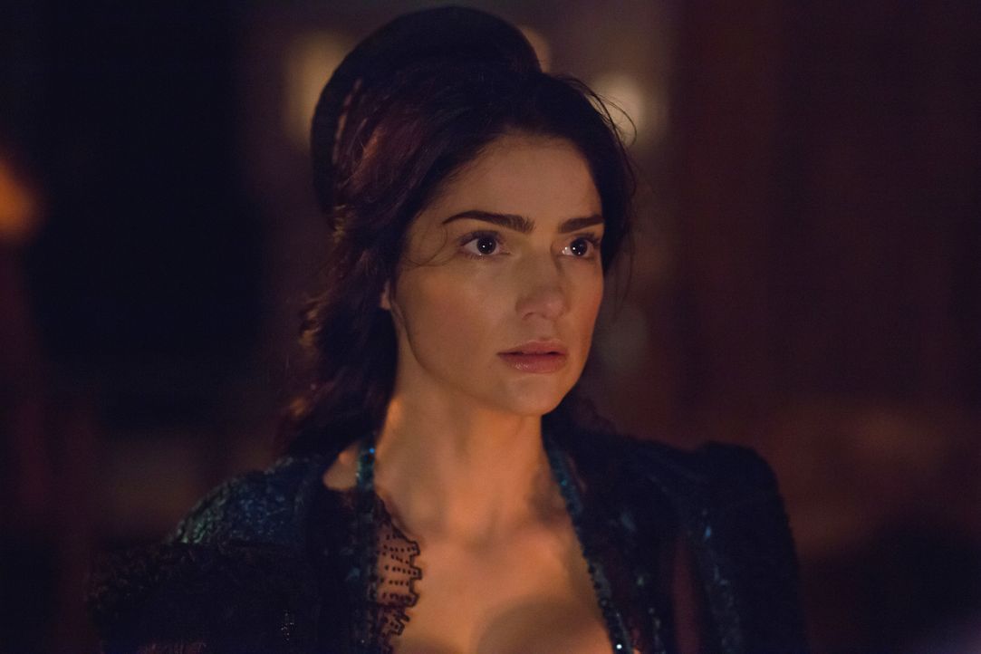 Nachdem Mary (Janet Montgomery) von einer ihr unbekannten Stelle eine unmissverständliche Warnung bekommen hat, fühlt sie sich in ihrer Position ang... - Bildquelle: 2015 Fox and its related entities. All rights reserved.