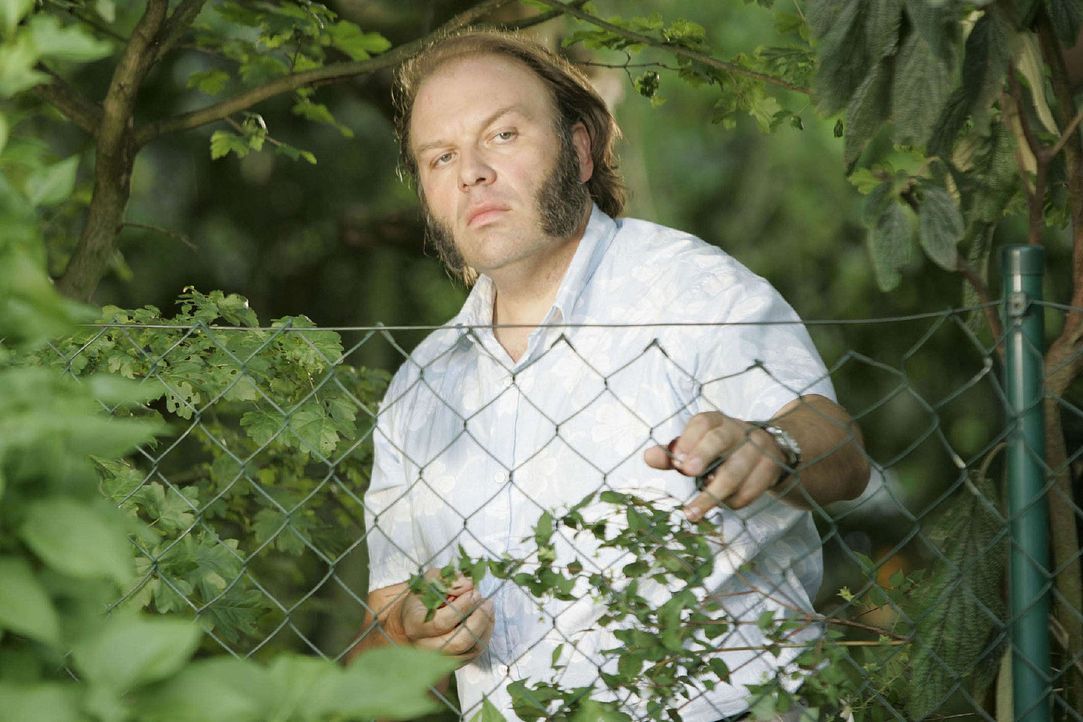 Nachbar Dehler (Waldemar Kobus) lag mit Eddy Klemm wegen der ständigen Rasenmäherei häufig im Clinch - aber ist das schon ein Mordmotiv? - Bildquelle: Sat.1