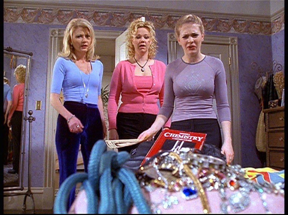 Sabrina (Melissa Joan Hart, r.), Hilda (Caroline Rhea, M.) und Zelda (Beth Broderick, l.) entdecken, dass die scheinbar so schüchterne Martha eine... - Bildquelle: Paramount Pictures