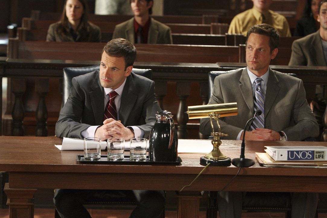 Kein einfacher Fall: Diesmal muss Eli (Jonny Lee Miller, l.) seinen Bruder Nathan (Matthew Letscher, r.) vor Gericht vertreten ... - Bildquelle: Disney - ABC International Television