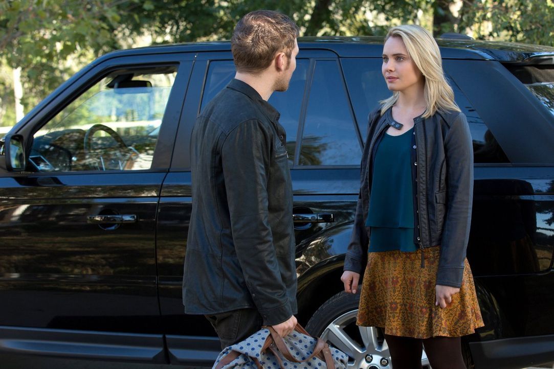 Um Cami (Leah Pipes, r.) vor der Rache seines Bruders zu schützen, bringt Klaus (Joseph Morgan, l.) sie in ein angeblich sicheres Haus ... - Bildquelle: Warner Bros. Television