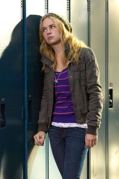 Als Lux (Britt Robertson) erfährt, dass sie einen Schlaganfall hatte, ist sie am Boden zerstört ... - Bildquelle: The CW   2010 The CW Network, LLC. All Rights Reserved