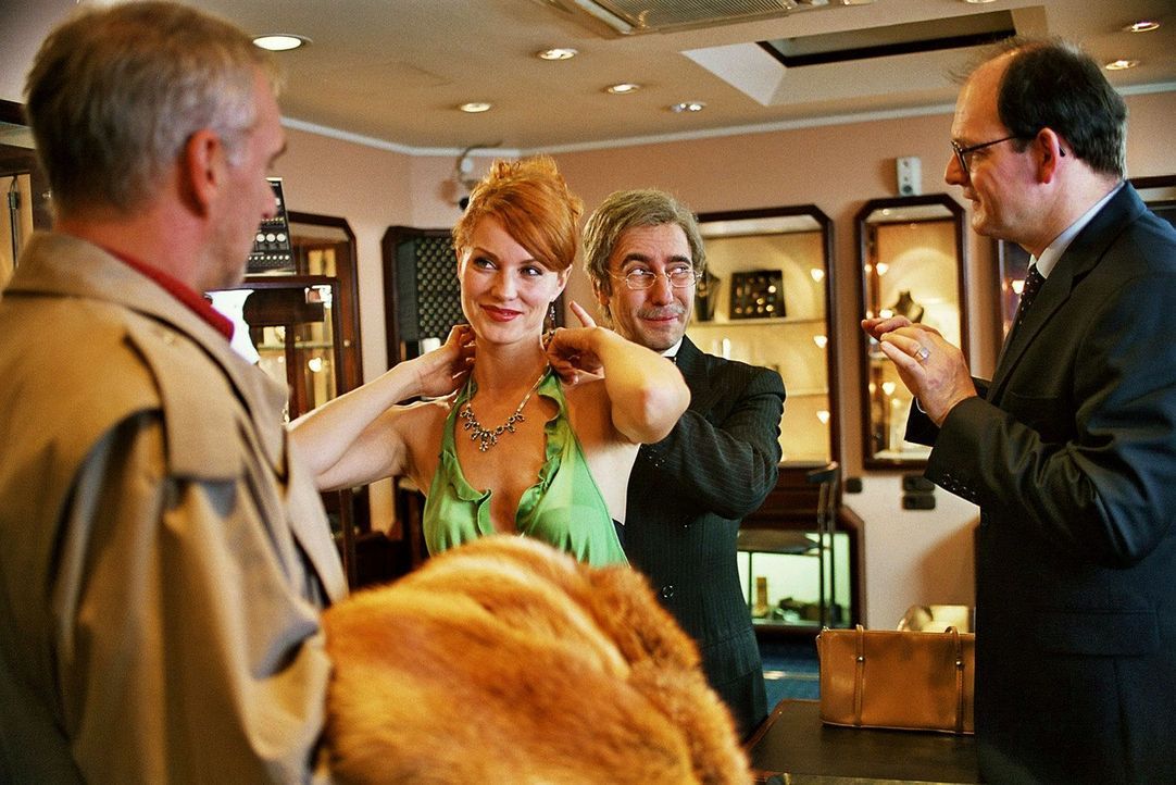 Sandra (Esther Schweins, 2.v.l.) und René (Dieter Landuris, 2.v.r.) wollen bei Kommissar Breuer (Gerhard Naujoks, l.) die Diamanten tauschen. - Bildquelle: Sat.1