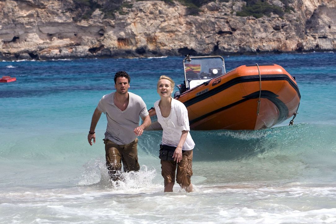 Ben (Stephan Luca, l.) und Karla (Janin Reinhardt, r.) machen sich auf zur Insel Cabrera, in der Hoffnung dort herauszufinden, wer hinter den Angrif... - Bildquelle: Olaf R. Benold Sat.1