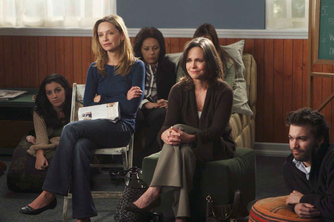 Kitty (Calista Flockhart, 2.v.l.) und Nora (Sally Filed, 2.v.r.) sind gerührt, als sie an den Gruppensitzungen von Justin teilnehmen ... - Bildquelle: Disney - ABC International Television