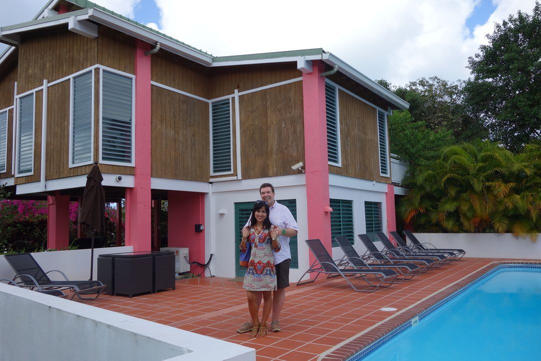 Mathias (hinten) und Monica (vorne) lieben die karibischen Strände. Jetzt suchen sie nach einem Feriendomizil auf der Insel Vieques ... - Bildquelle: 2014, HGTV/Scripps Networks, LLC. All Rights Reserved.
