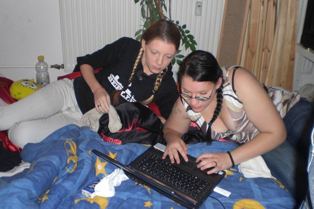 Linda, l. und ihre Freundin Netti, r. vertreiben sich die Zeit am Laptop ... - Bildquelle: ProSieben