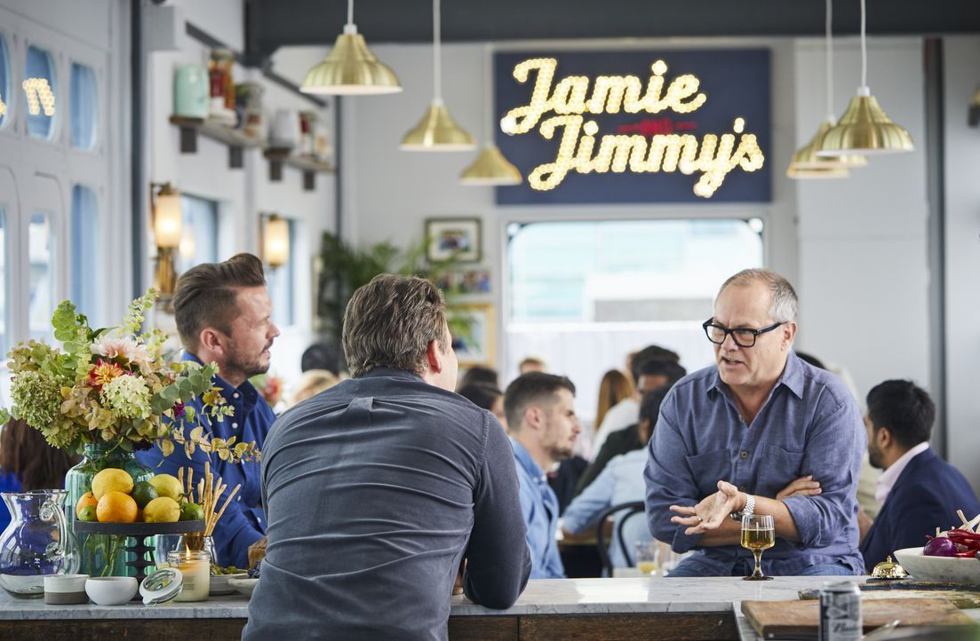 (v.l.n.r.) Jimmy Doherty; Jamie Oliver; Jack Dee - Bildquelle: Steve Ryan 2019 Jamie Oliver Enterprises ltd. / Steve Ryan