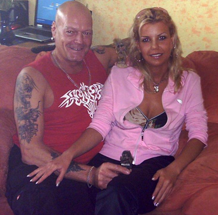 Lutz (46) und seine Lebensgefährtin Eve (20) stoßen wegen des großen Altersunterschieds in Deutschland immer wieder auf Unverständnis. Auch desh... - Bildquelle: kabel eins