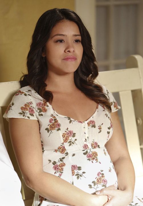 Während Jane (Gina Rodriguez) misstrauisch gegenüber Rafael ist, findet Petra einen neuen Weg, ihm das Leben zur Hölle zu machen ... - Bildquelle: 2014 The CW Network, LLC. All rights reserved.