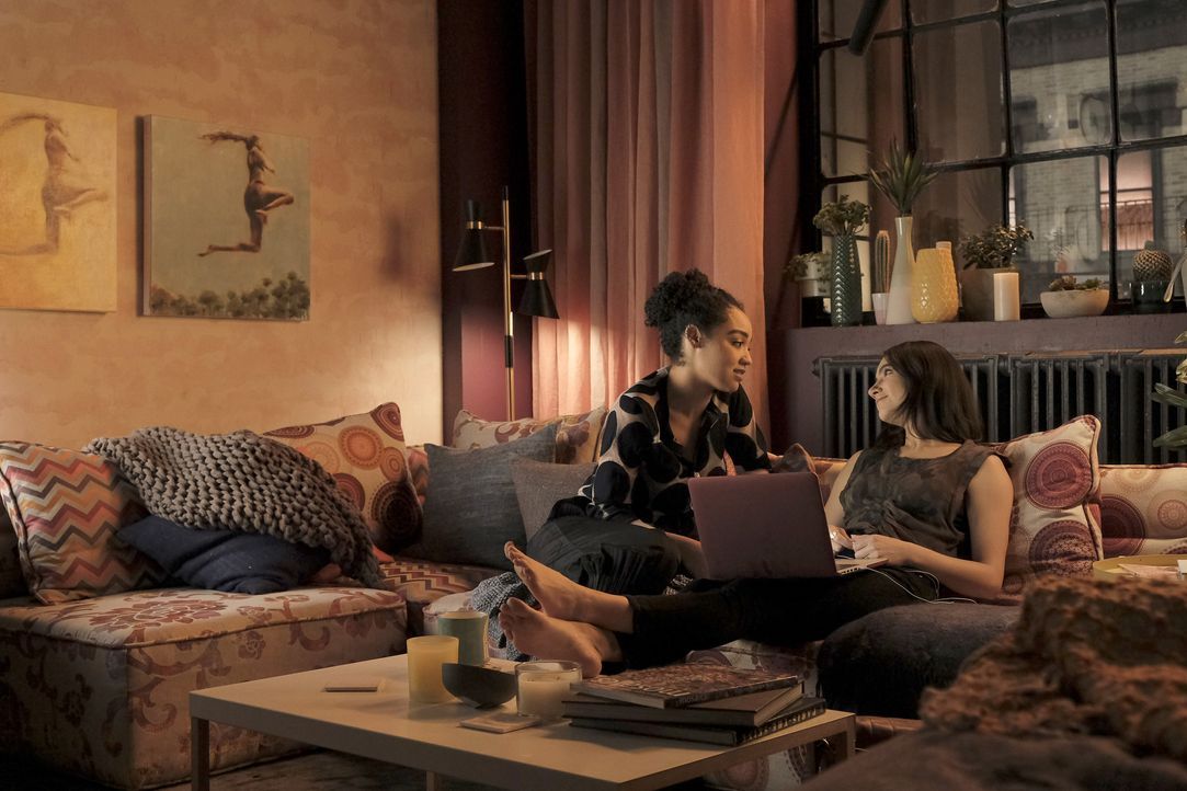 Kat Edison (Aisha Dee, l.); Adena El Amin (Nikohl Boosheri, r.) - Bildquelle: Philippe Bosse 2018 Universal Television LLC. ALL RIGHTS RESERVED. / Philippe Bosse